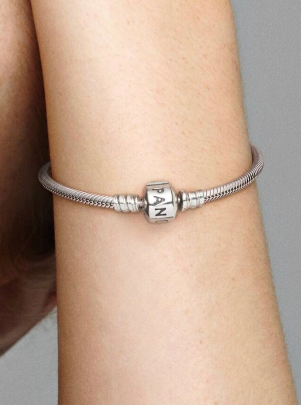 Like New 🩶 Authentic Pandora Moments Barrel Clasp Charm Bracelet S 925